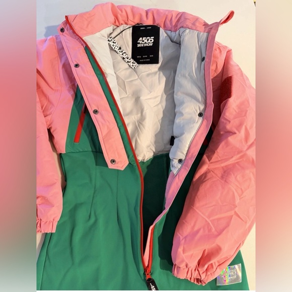 ASOS Ski Jumpsuit for Women, fitted and flattering, adorable size lg🩷 Puffer top - Picture 8 of 8